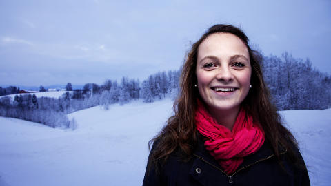 BITT AV REISEBASILLEN: Benedikte reiser til Australia for � studere denne m�neden. Hun savner Ghana. - Det er s� rart, et menneskeliv betyr ingenting der nede. Samtidig de s� glade og hilser hele tiden. Jeg tenkte �veit dere ikke bedre�. Foto: Lars Myhren Holand