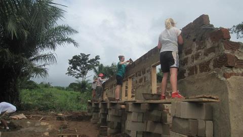 BYGGEPROSJEKT:  I Ghana var Bendikte med p� � lage en skole fra bunnen av. De l�rte � ballansere vann og sand til bygningen p� hodet. Foto: Privat
