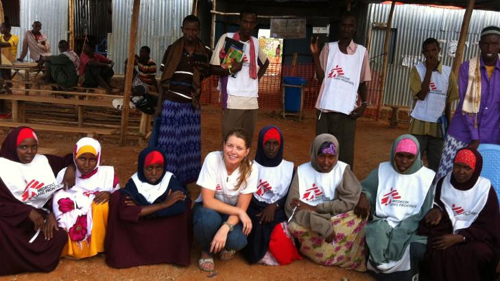 I FLYKTNINGLEIR:  Evy Dvergsdal (i midten) har to ganger v�rt ute p� oppdrag som leder for sjukepleiere for Leger Uten Grenser. I h�st ble hun sendt til en leir som kom imot hungersn�d-rammede fra Somalia. Foto: Privat