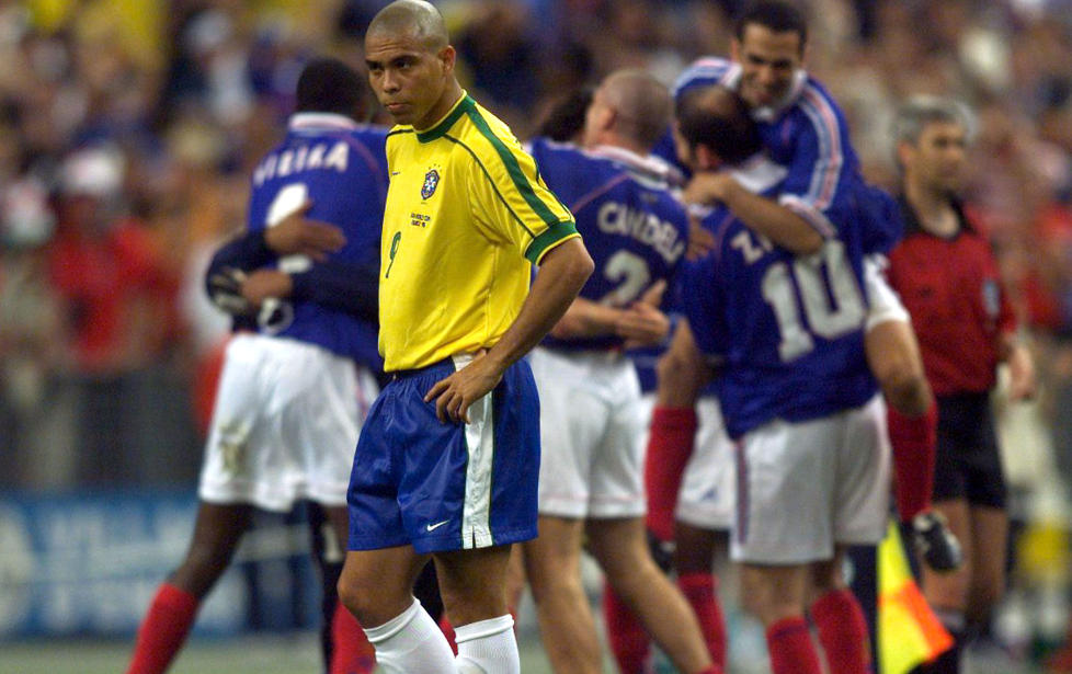 KOLLAPSET: Ronaldo kollapset bare timer f�r VM-finalen i 1998, og var en skygge av seg selv. Her feirer Zinedine Zidane (nummer 10) og resten av de franske gullvinnerne i bakgrunnen etter sluttsignalet. Frankrike vant 3-0 p� hjemmebane. Foto: Desmond Boylan, Reuters/Scanpix