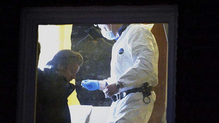 TEKNISK ETTERFORSKNING:  Politiets kriminalteknikere unders�ker trappeoppgangen utenfor leiligheten i Sinsenveien. Foto: Bj�rn Langsem / Dagblade