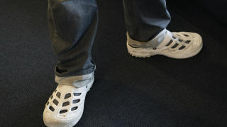 Ikke noe moteikon: Jarle Andh�y g�r konsekvent i crocs - ogs� p� fest.