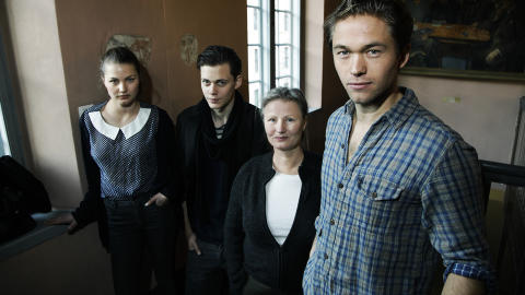 TAR HAMSUN TIL LERRETET: Iben Akerlie (til venstre) spiller Victoria, Bill Skarsg�rd gj�r en svensk versjon av Otto, Torun Lian er manusforfatter og regiss�r og Jakob Oftebro spiller Johannes i den nye norske filmen �Victoria�.
Foto: Steinar Buholm / Dagbladet.