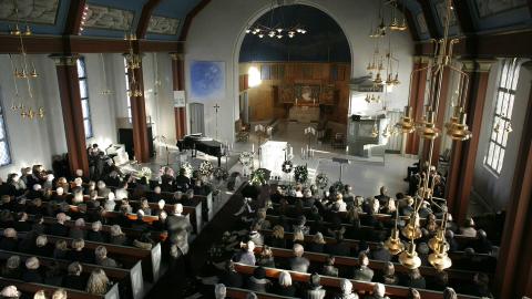 FULLSATT: Kirken er fullsatt n�r forfatter Stig S�terbakken begraves p� Lillehammer i dag.  Foto: Torbj�rn Gr�nning /  Dagbladet