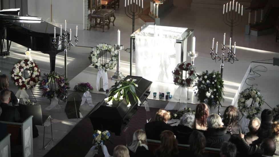 BISETTES: Lillehammer kirke er fullsatt n�r Stig S�terbakken n� begraves.  Foto: Torbj�rn Gr�nning /  Dagbladet