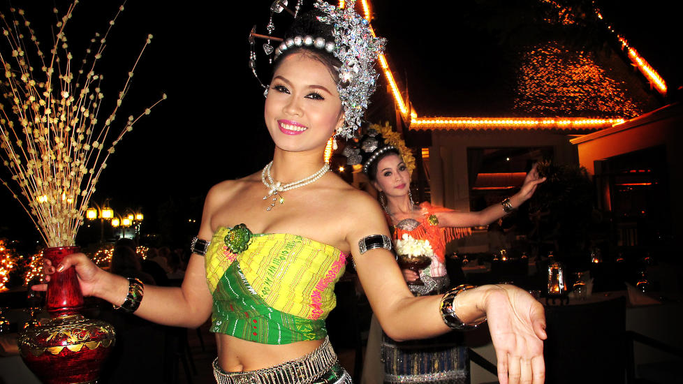 DANSEL�VINNE: Kohn er en tradisjonell thailandsk dans som gj�r at en vinterblek nordmann veit at det er langt hjem til Sibir-kulde og bl� swix. Foto: HANS ARNE VEDLOG