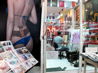TATTO ME AND YOU: Hadde vi v�rt 16 �r og f�rstereis i Det fjerne �sten - som det het f�r i tida - og g�tt i land i Bangkok hadde vi garantert kommet hjem med en eller flere buemerker p� kroppen. Foto: HANS ARNE VEDLOG