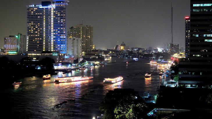 LYSETS ELV: Chao Phraya sover aldri. Her er det mange muligheter for � kunne komme seg rundt i byen b�de dag som natt. Cruiseb�ter t�ffer opp og ned hele kvelden som flytende diskoteker. Foto: HANS ARNE VEDLOG