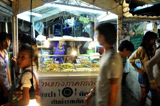 GATEKJ�KKEN: Hvis du som turist ikke finner et sted der du kan spise i Bangkok, ja da b�r du ha med deg knekkebr�d i ryggsekken. Foto: HANS ARNE VEDLOG