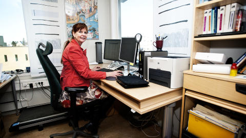 TAR PAUSER: Cornelia Ruland g�r ikke hele dagen, derfor er det greit � ha plass til en stol, og ha dataskjermene p� en svingarm. Foto: Melisa Fajkovic / Dagbladet