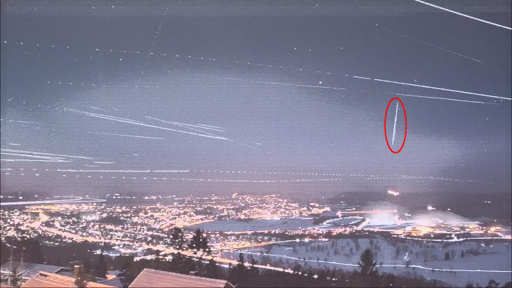NATTEHIMMELEN: Dette bildet er en sammensatt eksponering fra sist natt. Man ser tydelig at ildkula ikke er et fly eller en planet. Foto: Steinar Midtskogen