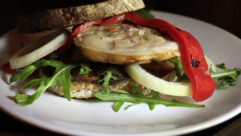 Raus sandwich: Dagen-etter-porchetta med bakt paprika, l�k og ruccola.