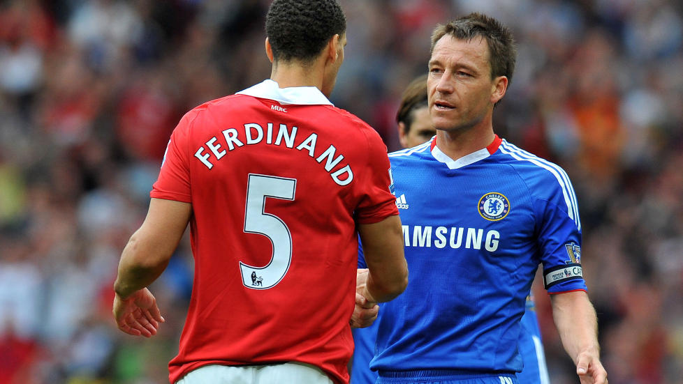 KAN M�TES S�NDAG: Det er uklart om John Terry er spilleklar s�ndag, men i s� fall kan han m�te Rio Ferdinand p� banen. Rio er broren til Anton Ferdinand, som Terry er tiltalt for rasistiske ytringer mot. Foto: Andrew Yates, AFP/Scanpix