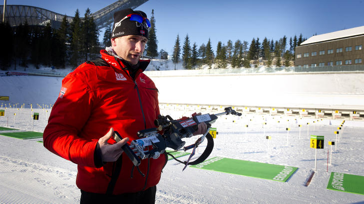 GA INSTRUKSER: Kvinnelandslagstrener Egil Gjelland ga Dagbladets journalist P�l Marius Tingve et sikkerhetskurs i hvordan skiskytternes gev�r skal behandles. Foto: �istein Norum Monsen / DAGBLADET