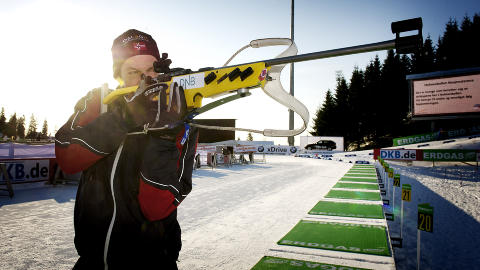 FEM RETT NED: Dagbladets sportsjournalist P�l Marius Tingve tester skiskytternes gev�r. Foto: �istein Norum Monsen / DAGBLADET