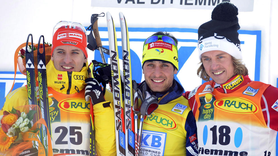 PALLEN: Jason Lamy Chappuis fra Frankrike vant, og st�r sammen med Bjorn Kircheisen (venstre) og Mikko Kokslien. Foto: AP Photo/Elvis Piazzi