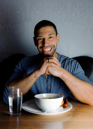 Sunn potet-purre-suppe:  Men Yngvar Andersen er ikke helt monoman heller, og kan godt bevilge seg skillingsboller, en �l elelr et glass vin.