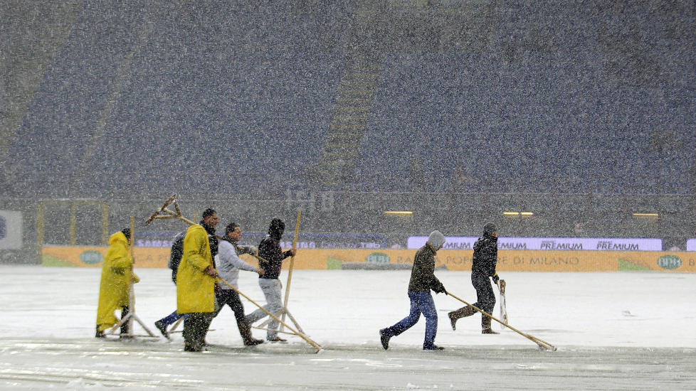 MYE SN�: Flere kamper er utsatt den siste uka som f�lge av mye sn�. Foto: REUTERS/Stefano Rellandini