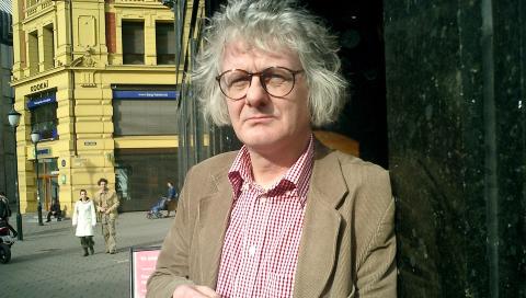 ABSURD: Humorist Per Inge Torkelsen mener det er absurd at en tredem�lle skal st� og kikke p� en p� jobb. Foto: Stian Haraldsen/Dagbladet