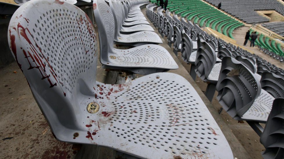 TRAGEDIE: Stolene p� stadionet i Port Said er tils�lt med blod etter at minst 74 personer ble drept og 1000 skadd etter fotballkampen mellom Al-Masry og Al-Ahly onsdag. Mange ble trampet til d�de, mens andre ble knivstukket eller kvalt. Foto: REUTERS/Mohamed Abd El-Ghany