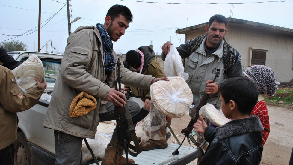 - BARN IKKE SPART: En ny rapport fra Human Right Watch viser at ogs� barn blir utsatt for tortur av de syriske sikkerhetsstyrkene. Her f�r barn utdelt br�d i Homs-provinsen.Foto: AP Photo