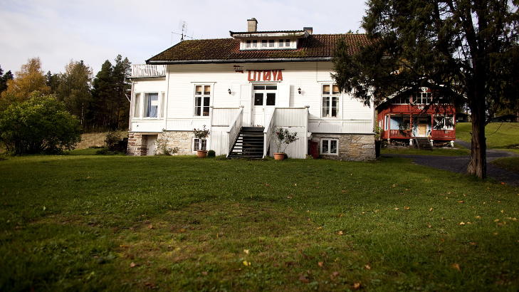BLE PLASSERT HER: I andre etasje i resepsjonsbygget på Utøya ble Breivik plassert etter at øya var gjennomsøkt og sikkerhetsklarert.
Foto: Espen Røst / Dagbladet BLE PLASSERT HER: I andre etasje i resepsjonsbygget på Utøya ble Breivik plassert etter at øya var gjennomsøkt og sikkerhetsklarert.
Foto: Espen Røst / Dagbladet