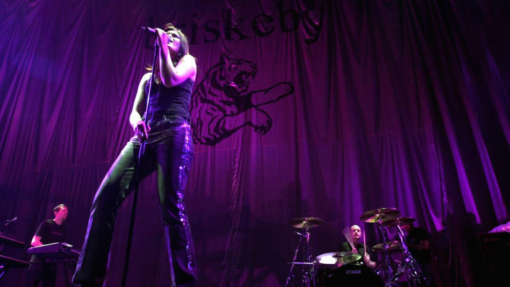 STOR SUKSESS: Briskeby var tidlig 2000-talls st�rste norske musikkh�p. Her varmer de opp for a-ha i Valhall i 2001. Foto: Knut Fjeldstad / SCANPIX