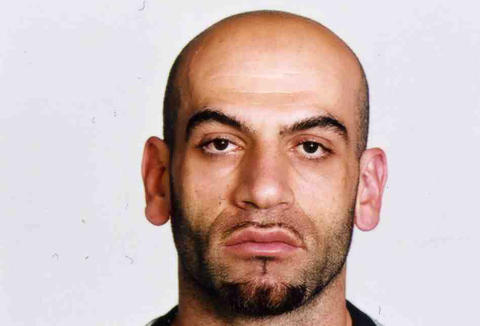 Deno Acar (37)

* President for Original Gangsters (OG), tidligere d�mt for grovt ran, internasjonalt etterlyst mistenkt for blant annet mordbrannfors�k.

* Original Gangsters ble dannet av assyrere i G�teborg i 1993. Har ligget i en rekke konflikter med andre gjenger, blant andre Naserligaen og X-Team, som knyttes til Bandidos.

* En mann med koblinger til OG skal ha v�rt p� stedet da en 21-�ringe ble drept ved et gatekj�kken i Malm� i sommer, if�lge Kv�llsposten.