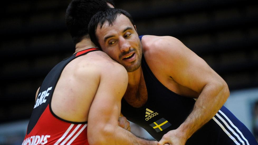 TILBAKE: Ara Abrahamian tapte for greske Theodoros Tounousidiy i Bulgaria i dag, men n� utelukker ikke svenskene at bryteren blir med til OL i London.Foto: SCANPIX/AFP/NIKOLAY DOYCHINOV