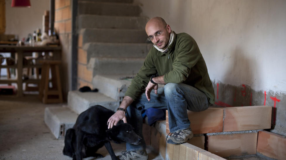 KJ�PTE IKKE LODD: Costis Mitstakis var den eneste i hele Sodeto som ikke hadde spilt i det store julelotterier. Samtlige av de andre innbyggerne satt med vinnerlodd. Foto: Marta Ramoneda/The New York Times