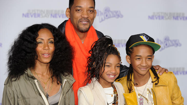 STJERNEFAMILIE: Mamma Jada Pinkett Smith, pappa Will Smith, Willow og storebror Jaden er alle kjente skuespillere. Foto: Scanpix/AFP/Gabriel Bouys