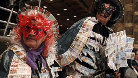 POPUL�RT: Det �rlige julelotteriet, El Gordo, er veldig popul�rt i Spania. Her har kvinner kledd seg opp med lotterikuponger i Madrid rett f�r jul. Foto: REUTERS/Andrea Comas