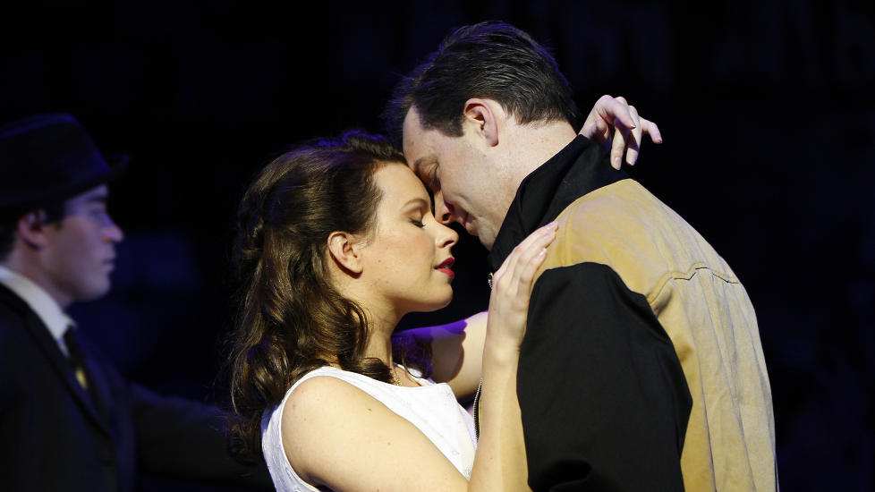 KJ�RLIGHET OG D�D: �West Side Story� er inspirert av Shakespeares �Romeo og Julie�. Familiene er erstattet med gjenger, men kj�rlighet og d�d g�r fortsatt p� tvers av skillelinjene. Foto: Kjartan Bjelland, Kilden