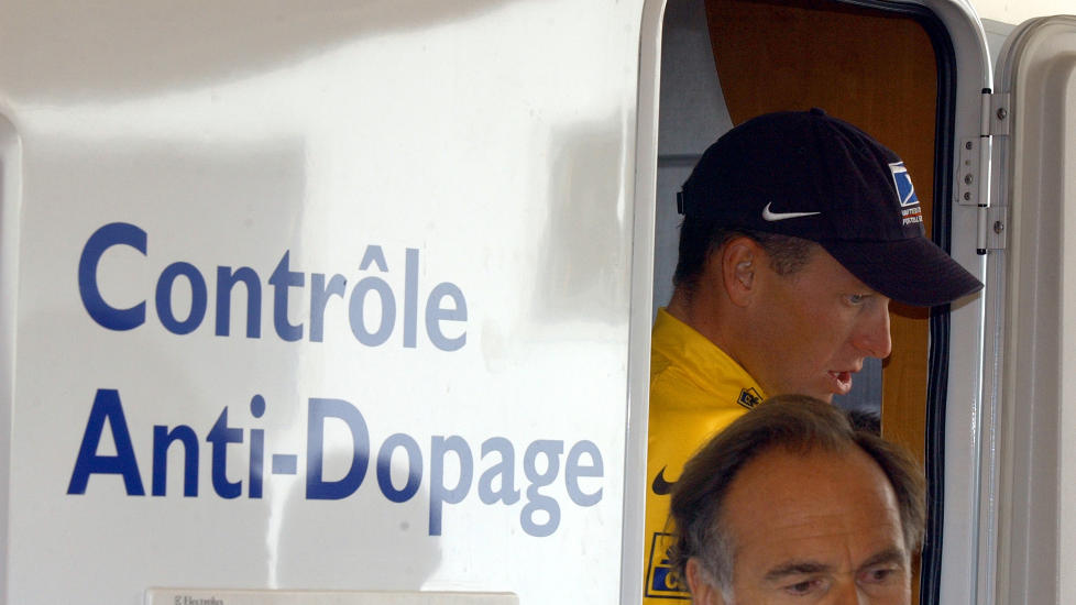 TAKKNEMLIG: Lance Armstrong kan i hvert fall puste lettet ut med tanke p� en eventuell fengselsstraff etter at den amerikanske p�talemyndigheten bestmte seg for � avslutte dopingsaken mot ham.Foto: SCANPIX/AP/Peter Dejong