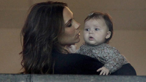 MAMMALYKKE: Det tidligere �Spice Girls�-medlemmet, Victoria Beckham, er tydelig stolt over sin lille skatt.
