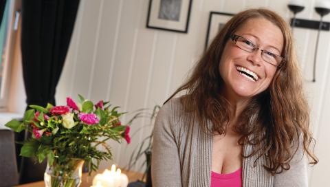 VANSKELIG: - Jeg tror folk synes det er vanskelig � v�re sammen med meg fordi jeg ikke klarer � uttrykke meg like tydelig hele tiden, forklarer Kari.  FOTO: J�rn Gr�nlund