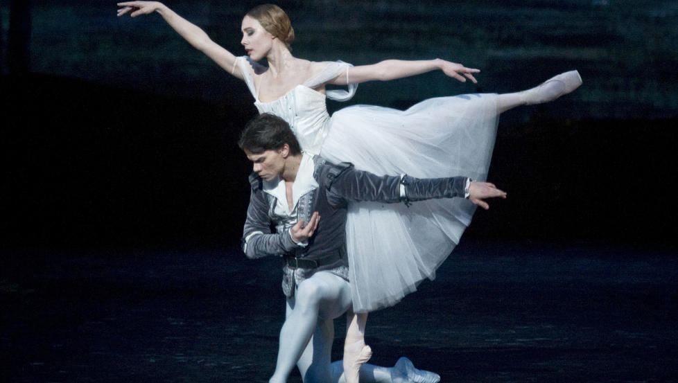 SENTIMENTALT: Giselle (Yolanda Correa) d�r av ulykkelig kj�rlighet til adelsmannen Albrecht (Yoel Carre�o). Men hun m�ter ham igjen etter d�den, for � beskytte ham. Foto: Erik Berg/Den Norske Opera og Ballett.