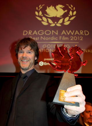  R�rt:  En glad og r�rt regiss�r Arild Andresen mottok l�rdag kveld den store nordiske filmprisen i G�teborg. Prisen er p� 1 million svenske kroner. Foto: Wenche Schj�nberg / Scanpix