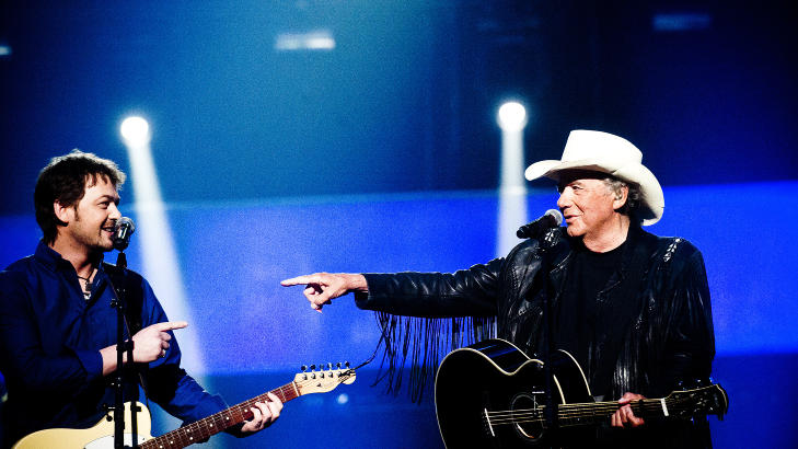 VETERAN: Petter �ien synger sammen med Bobby Bare, som blir tidenes eldste Eurovision-finalist hvis duoen kommer til Baku i mai. 
Foto: H�kon Eikesdal