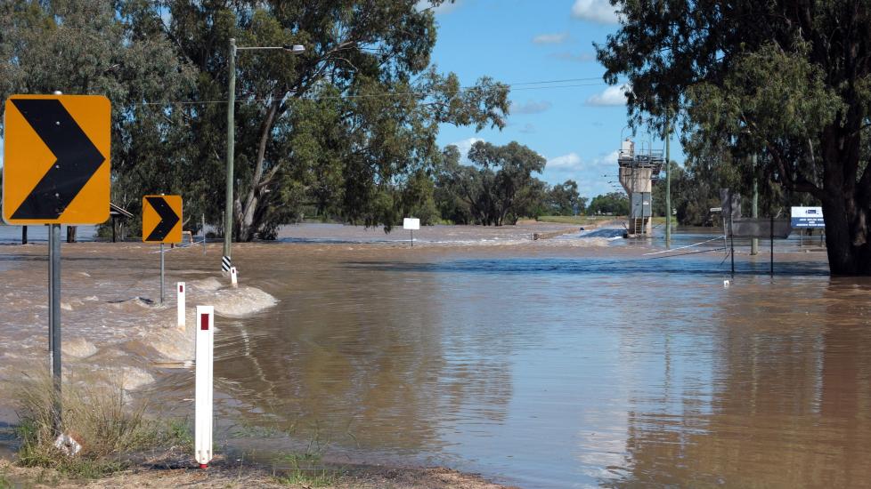 FLOMMER OVER: Kraftig regnv�r har f�rt til flom flere steder i Australia. Flere tusen er n� evakuert. Bildet viser Balonne-elva ved byen St. George. Foto: EPA/DAN PELED/SCANPIX
