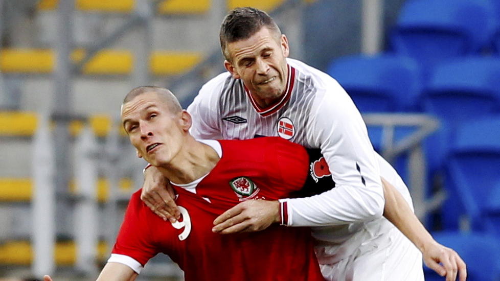 KAMP NUMMER 29: Kjetil W�hler (over) var med da Norge tapte 1-4 mot Wales i november. Kampen kan ha v�rt stopperens siste p� landslaget. Foto: Erlend Aas / Scanpix