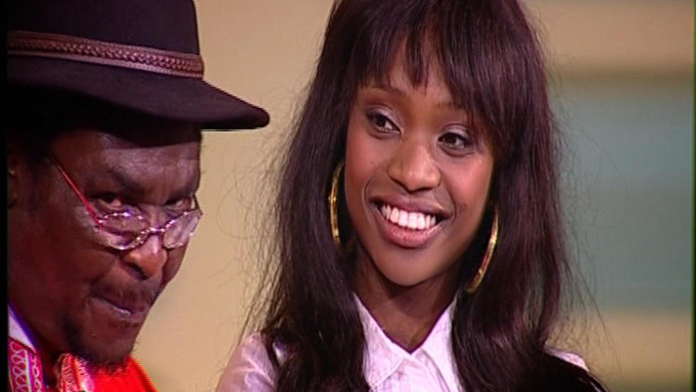  Omkom:  Jeff Mwangi Kwirikia er her sammen med datteren Stella Mwangi p� TV Norge. 54-�ringen ble p�kj�rt og drept tirsdag. Foto: Tv Norge