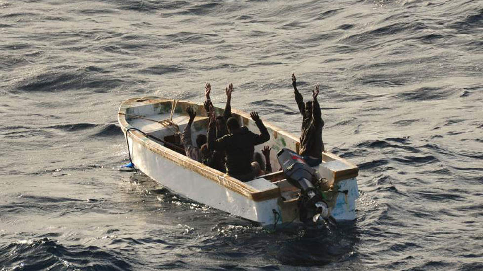  Henda i v�ret:  For piratene om bord i denne b�ten er leken slutt. De rekker hendene i v�ret og overgir seg etter � ha m�tt sin overmakt i et spansk marineskip tidlig i januar i �r. Foto: AFP PHOTO / EU NAVFOR HANDOUT