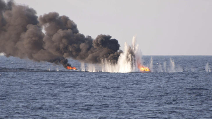  I brann:  En piratb�t st�r i brann like utenfor kysten av Tanzania. Sju pirater ble arrestert f�r fart�yene deres ble stukket i ild. Foto: REUTERS/Bundeswehr/PIZ Marine Djibouti/Handout