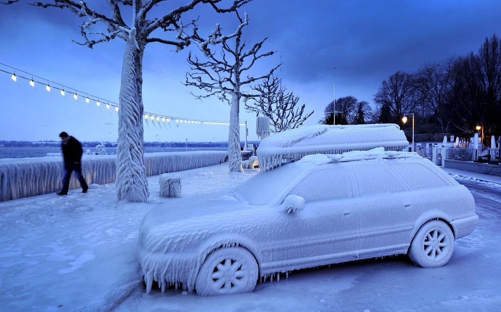 LYST TIL � SKRAPE? Kong Vinter har lagt sitt isende grep rundt store deler av Europa. Her m� en bilf�rer parkert ved Genfersj�en i Sveits muligens belage seg p� � bli forsinket til jobb. Foto: AFP PHOTO / FABRICE COFFRINI / SCANPIX