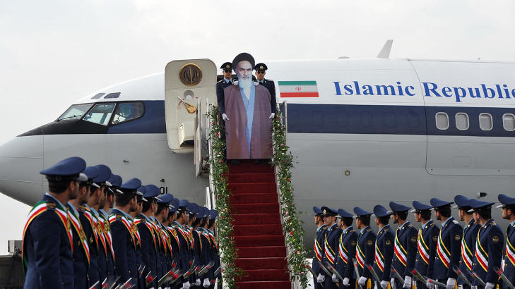  Som i 79:  Det var som tatt ut av historieboka: Ayatollah Khomeini ankommer Tehran i fly og g�r elegant ned trappa med den r�de l�peren. Rundt om i hele Iran ringet klokkene for � markere at det er 33 �r siden Khomeini vendte hjem fra eksil. Foto: AFP PHOTO/MEHR NEWS/RUHOLLAH YAZDANI