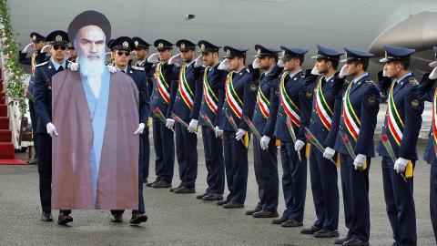  M�tte b�res:  Papir-Ayatollahen m�tte b�res rundt om kring. Tydeligvis er det ikke s� lett � g� n�r man er d�d og en papirdukke. Foto: AFP PHOTO/MEHR NEWS/RUHOLLAH YAZDANI