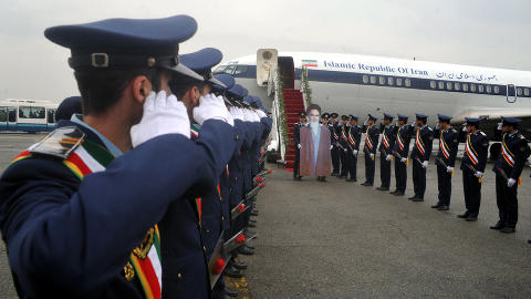  Hyllet:  Det iranske luftforsvaret hadde m�tt opp for � hylle papir-Ayatollahen. Foto: AFP PHOTO/MEHR NEWS/RUHOLLAH YAZDANI