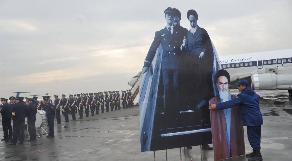  Dobbelt-Ayatollah:  P� flyplassen var det ikke bare �n, men to papirversjoner av Ayatollah Khomeini. Den absurde seremonien blir latterliggjort i Iran spesielt og verden generelt. Foto: REUTERS/Mehr News Agency/Ruhollah Yazdani