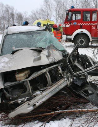 To barn og en mann livstruende skadd i kollisjon med buss